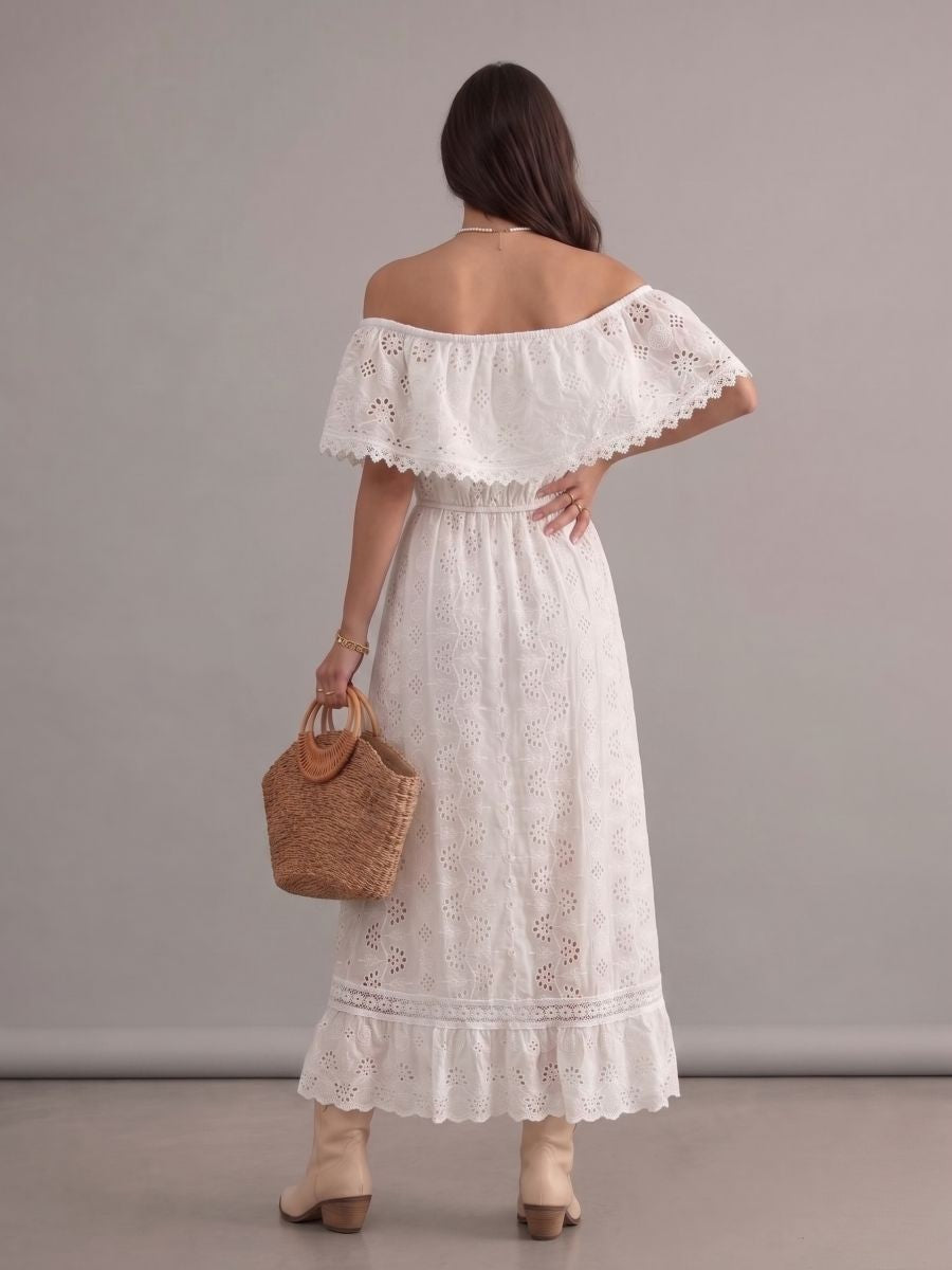 Robe bohème blanche en broderie anglaise épaules dénudées coupe asymétrique