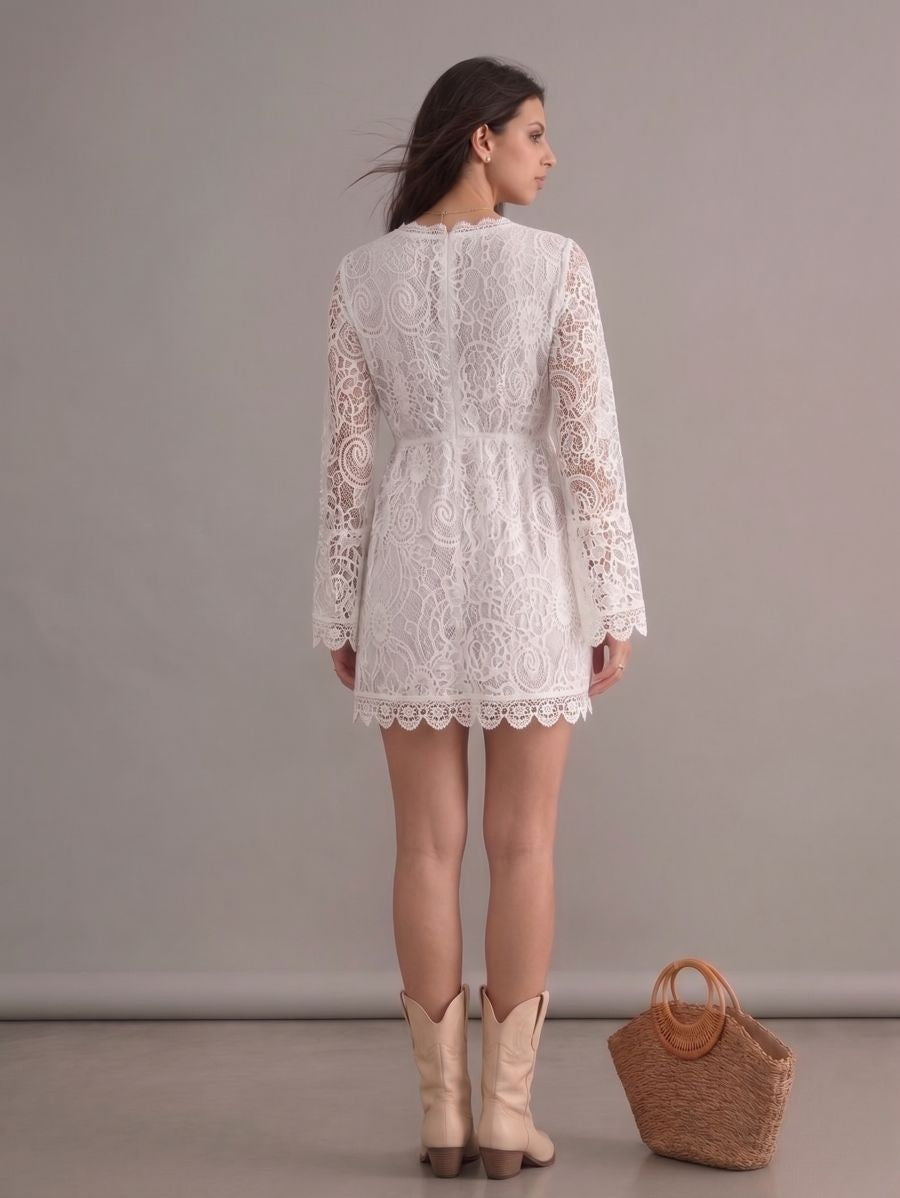 Robe bohème blanche courte en dentelle à manches longues