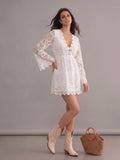 Robe bohème blanche courte en dentelle à manches longues