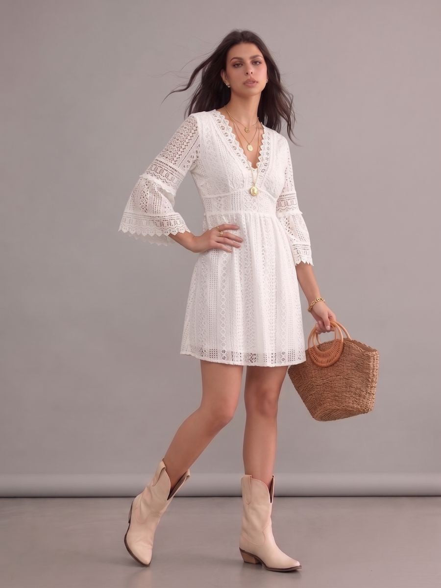 Robe bohème blanche en dentelle à col en V et manches évasées