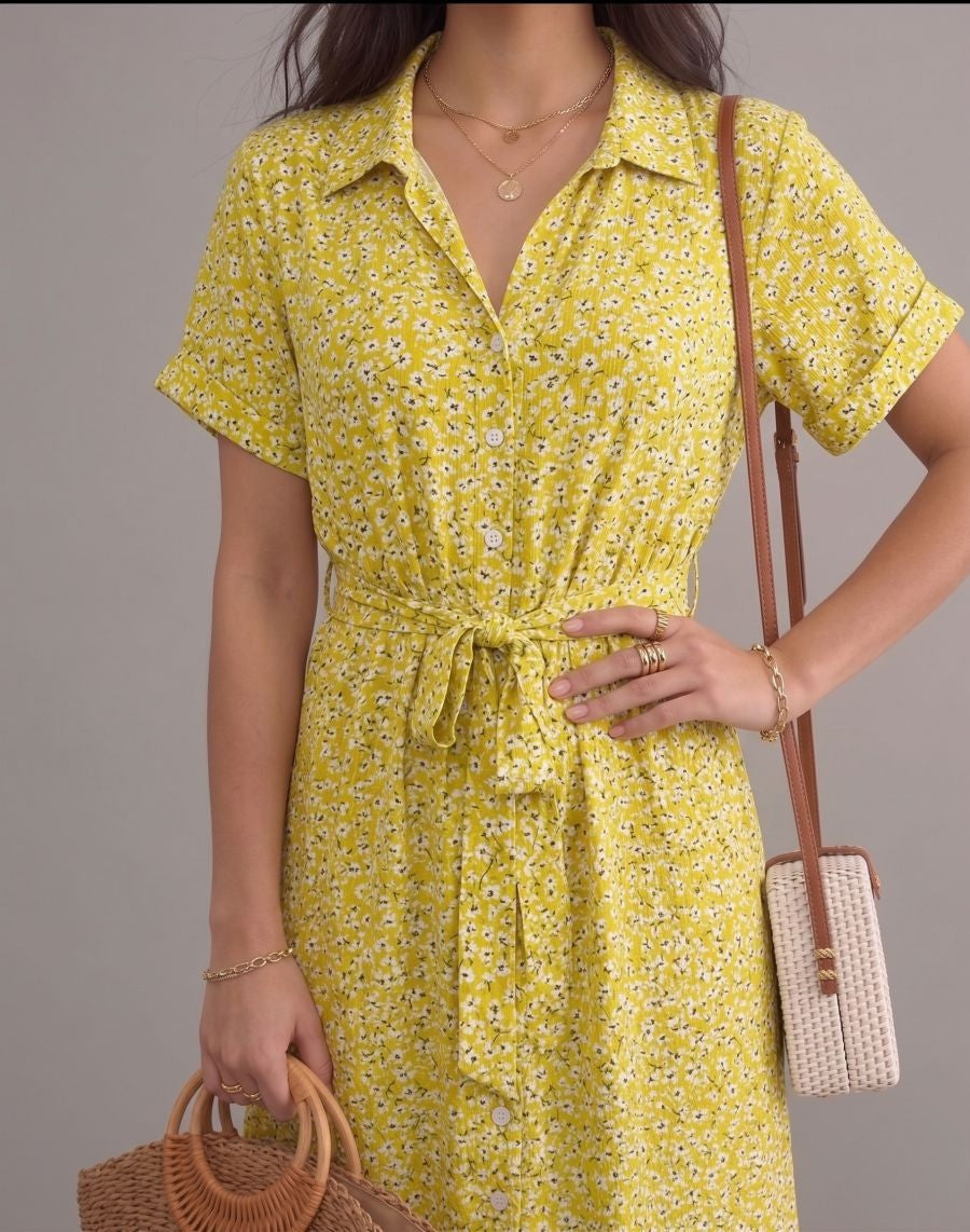 Robe bohème jaune midi à imprimé fleuri, style chemise, ceinturée, col en V, manches courtes