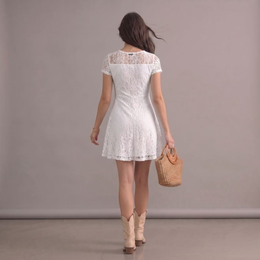 Robe bohème courte blanche en dentelle manches courtes