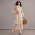 Robe bohème beige romantique en dentelle à manches longues