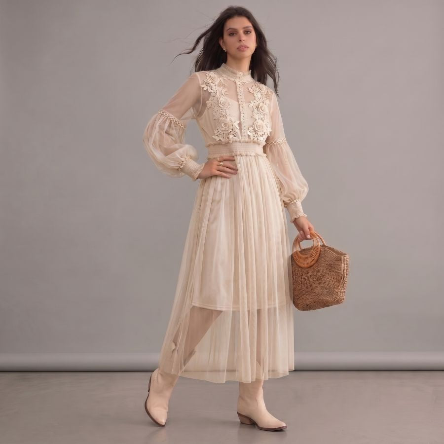 Robe bohème beige romantique en dentelle à manches longues