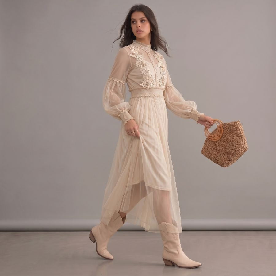 Robe bohème beige romantique en dentelle à manches longues