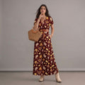 Robe bohème longue plissée florale marron à col en V
