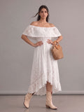 Robe bohème blanche en broderie anglaise épaules dénudées coupe asymétrique