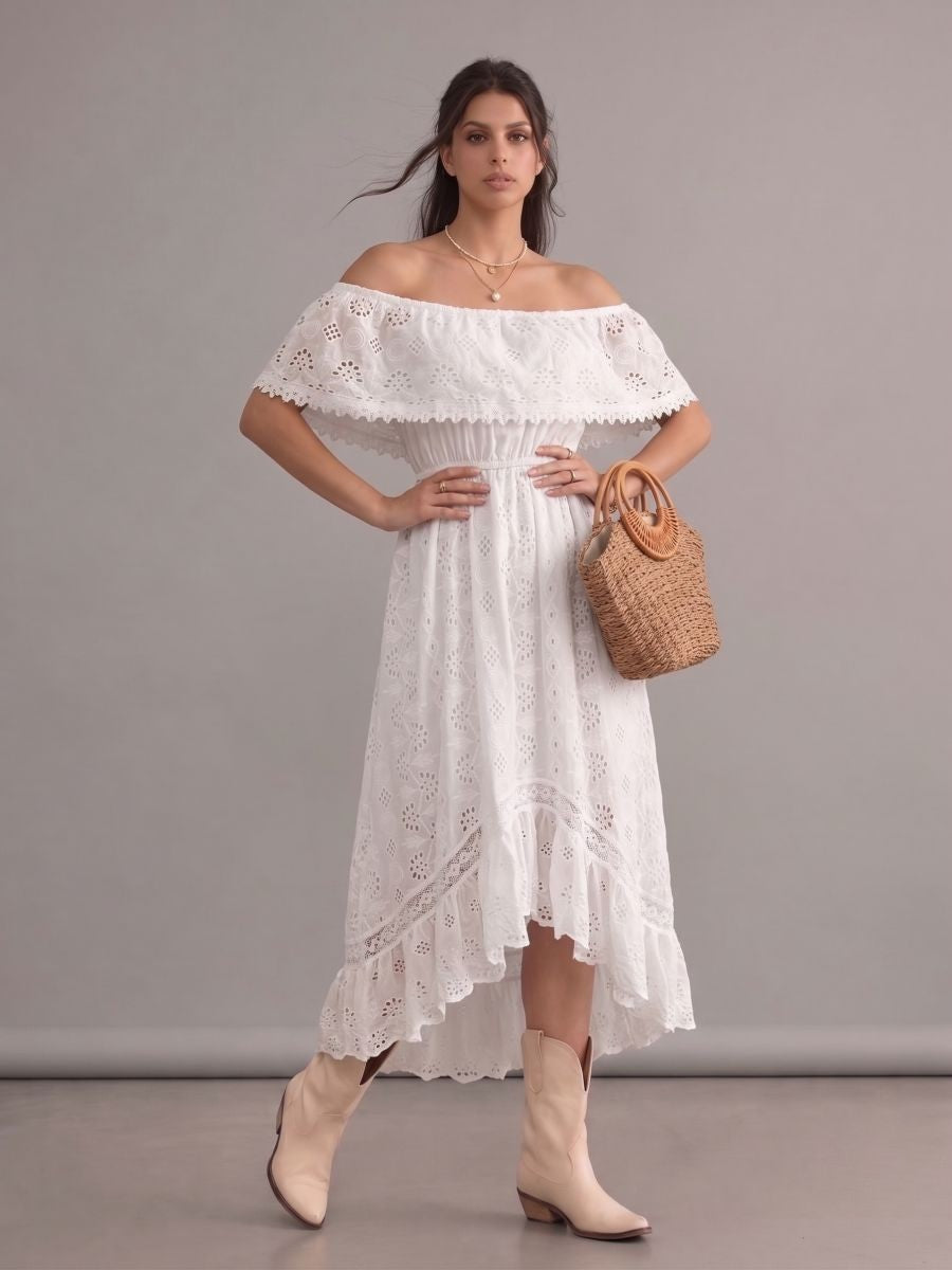Robe bohème blanche en broderie anglaise épaules dénudées coupe asymétrique