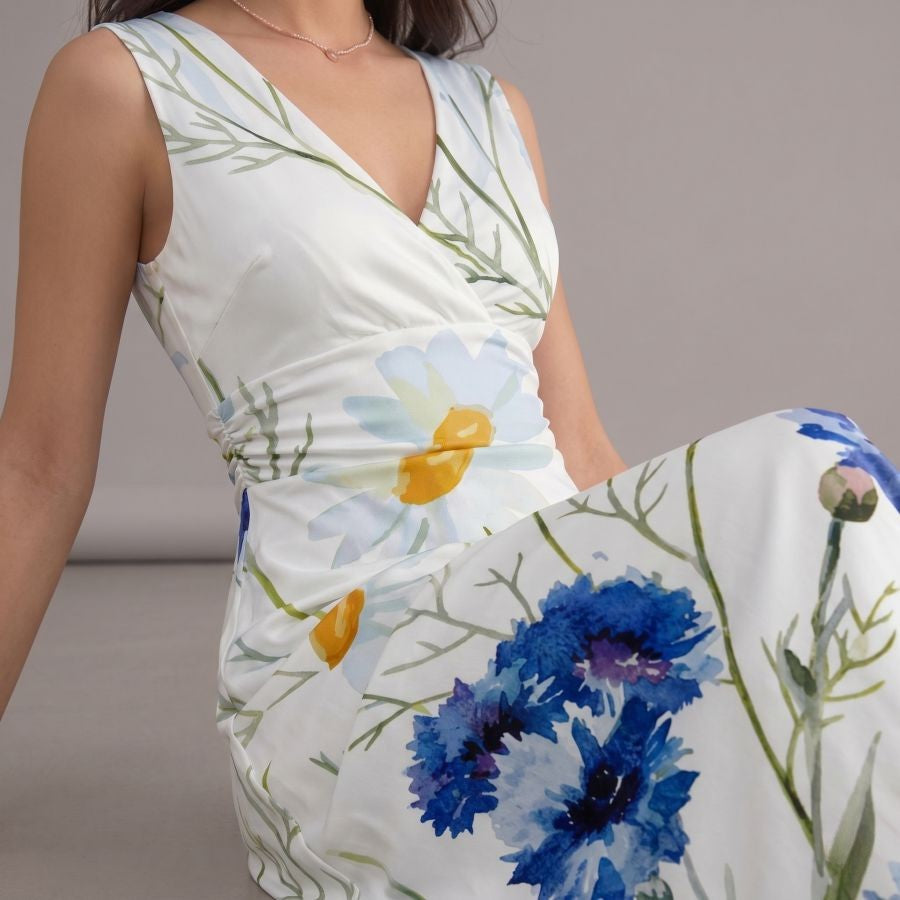 Robe bohème chic blanche fluide à imprimé fleurs bleues, col en V