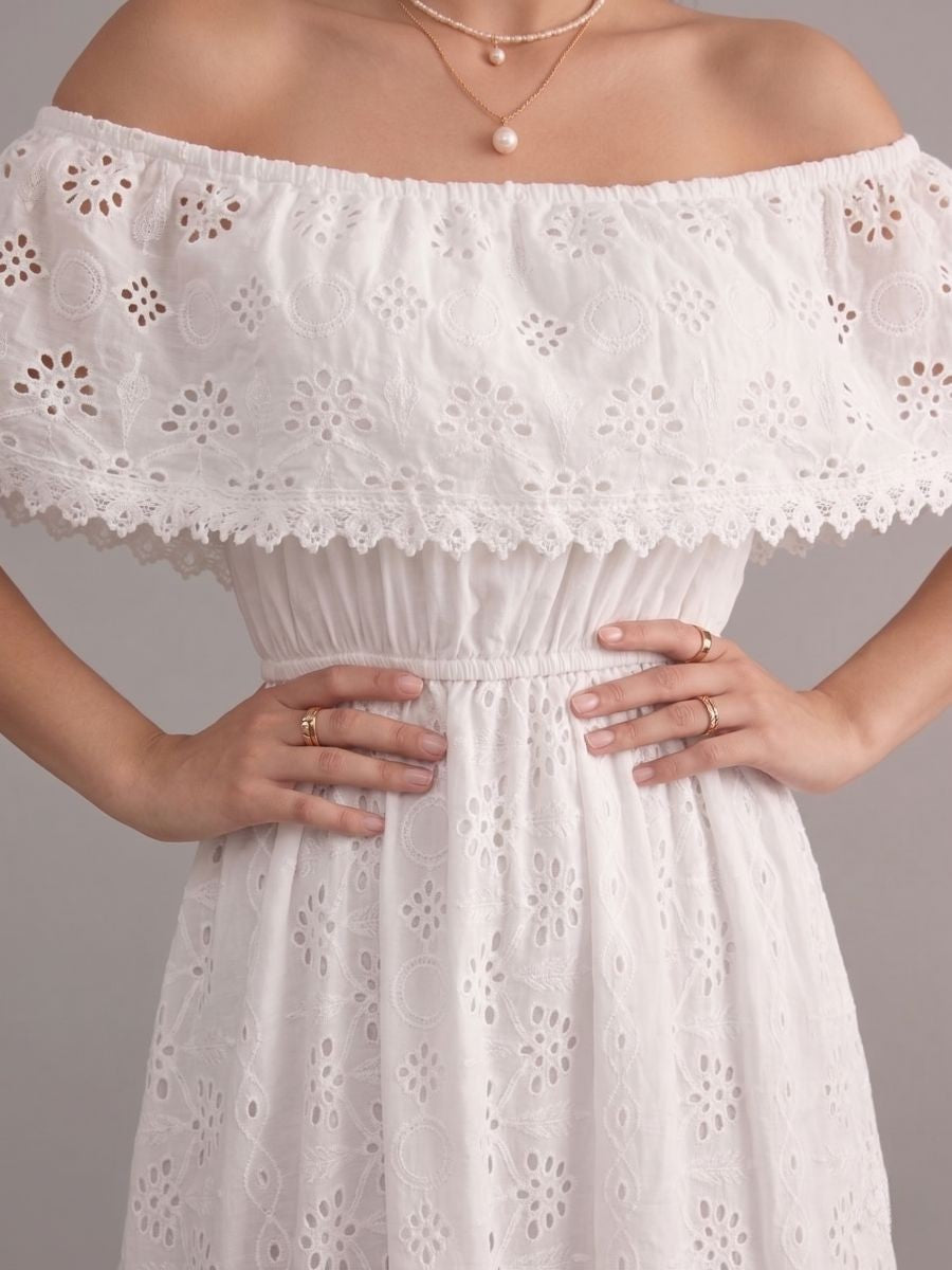 Robe bohème blanche en broderie anglaise épaules dénudées coupe asymétrique