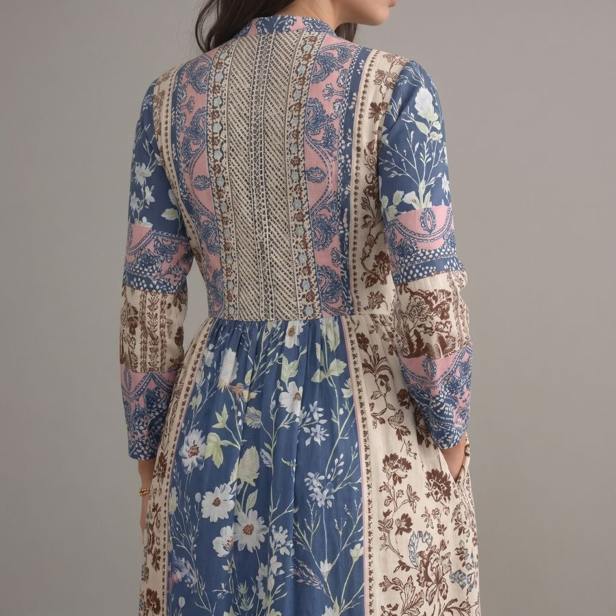Robe longue bohème bleue fleurie à col rond et manches courtes été