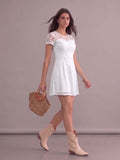 Robe bohème courte blanche en dentelle manches courtes