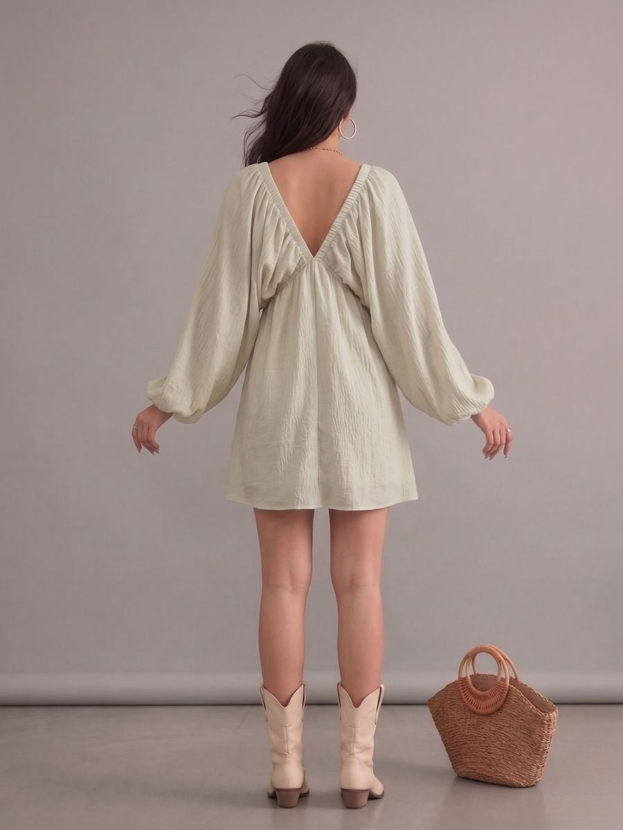 Robe bohème courte grise à col en V et manches longues