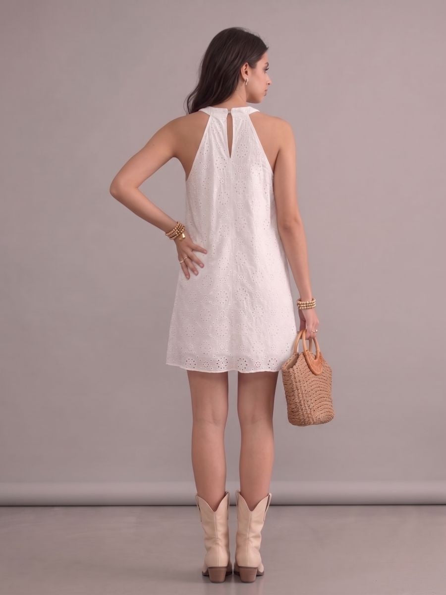 Robe courte bohème blanche en broderie anglaise à col montant, sans manches