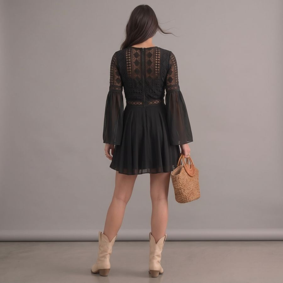 Robe bohème noire en dentelle à col en V et manches longues