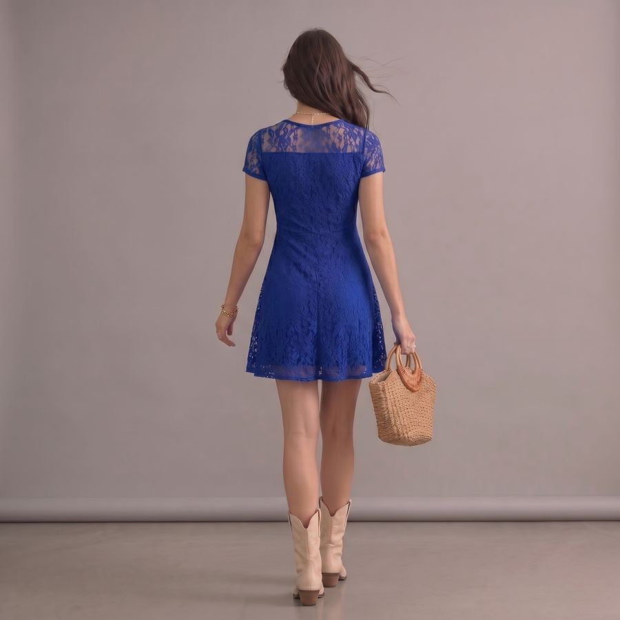 Robe bohème courte bleue en dentelle manches courtes