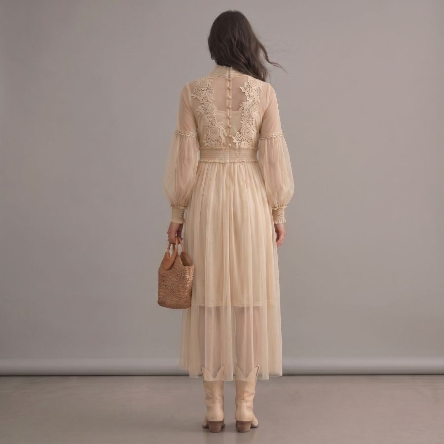 Robe bohème beige romantique en dentelle à manches longues