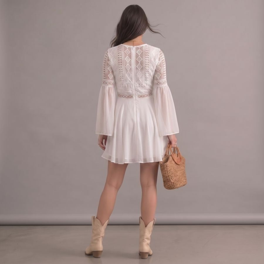Robe bohème blanche en dentelle à col en V et manches longues