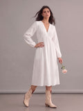 Robe bohème chic blanche fluide à col en V et manches trois quarts