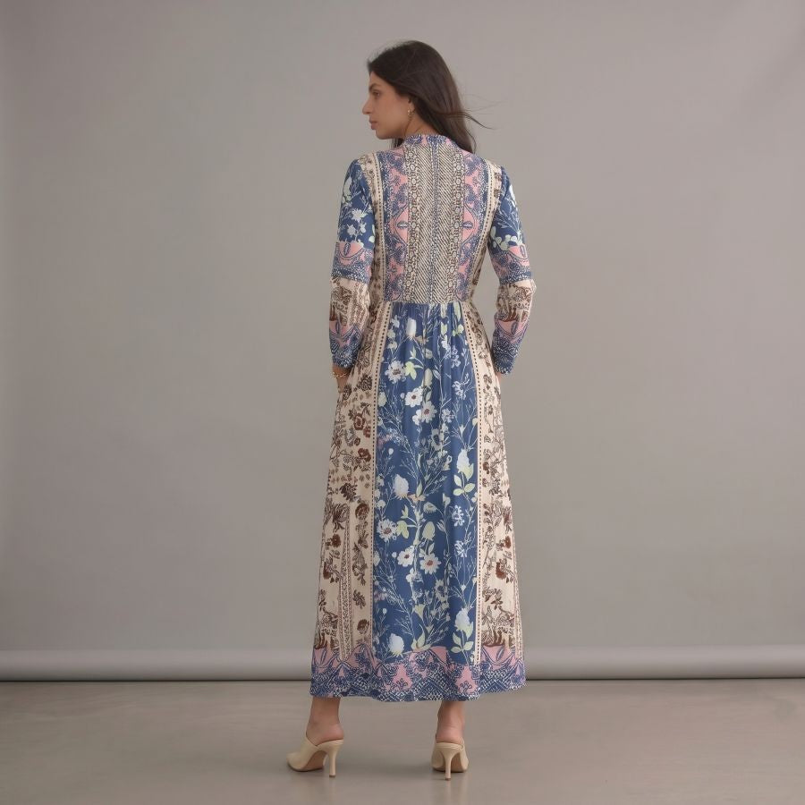 Robe longue bohème bleue fleurie à col rond et manches courtes été