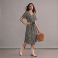Robe bohème noire midi à imprimé fleuri, col en V, manches courtes, ceinturée