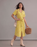 Robe bohème jaune midi à imprimé fleuri, style chemise, ceinturée, col en V, manches courtes