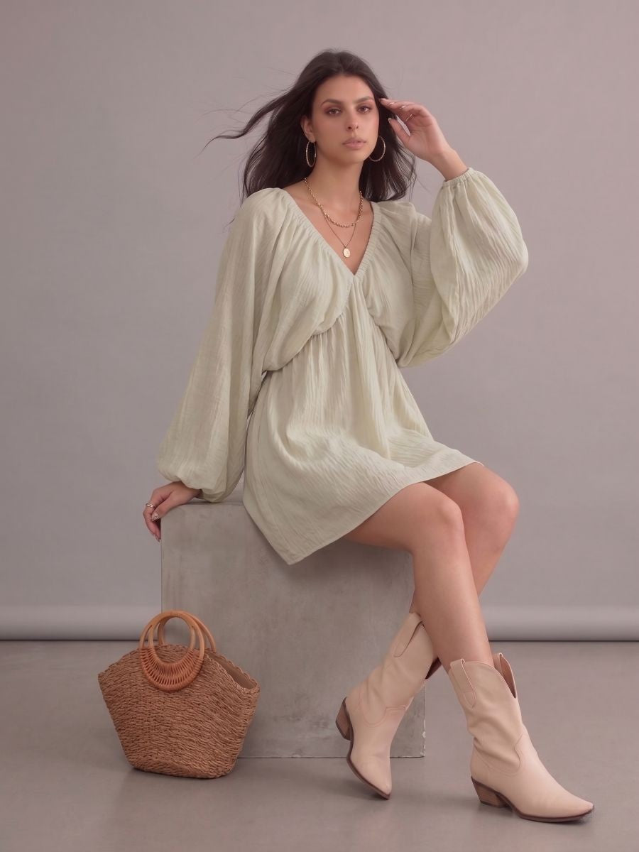 Robe bohème courte grise à col en V et manches longues