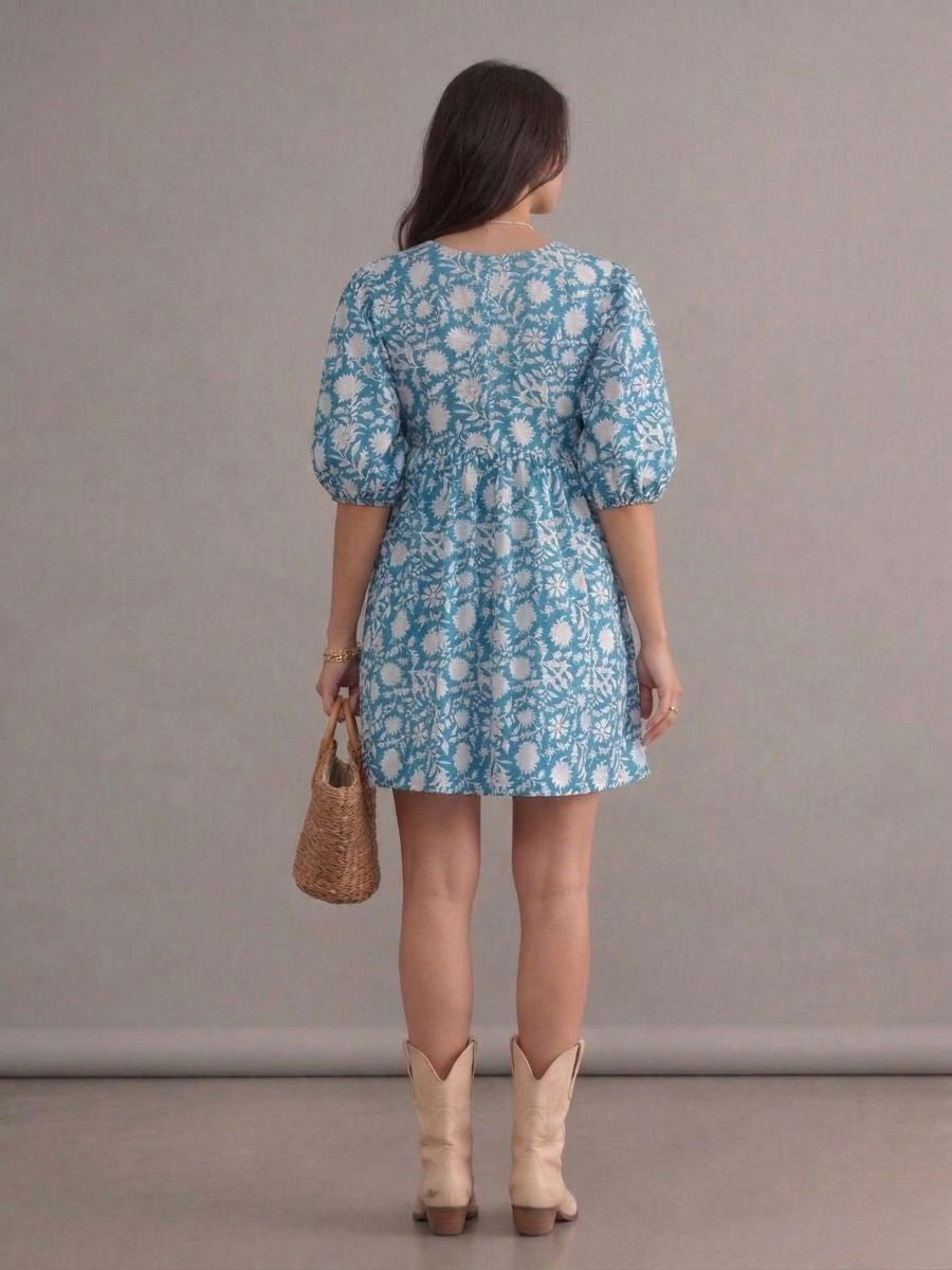 Robe bohème mi-longue bleue imprimée à col en V