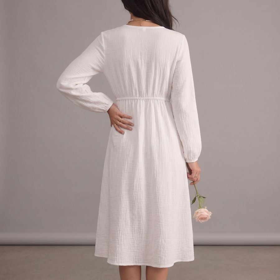 Robe bohème chic blanche fluide à col en V et manches trois quarts
