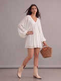 Robe bohème courte blanche à col en V et manches longues