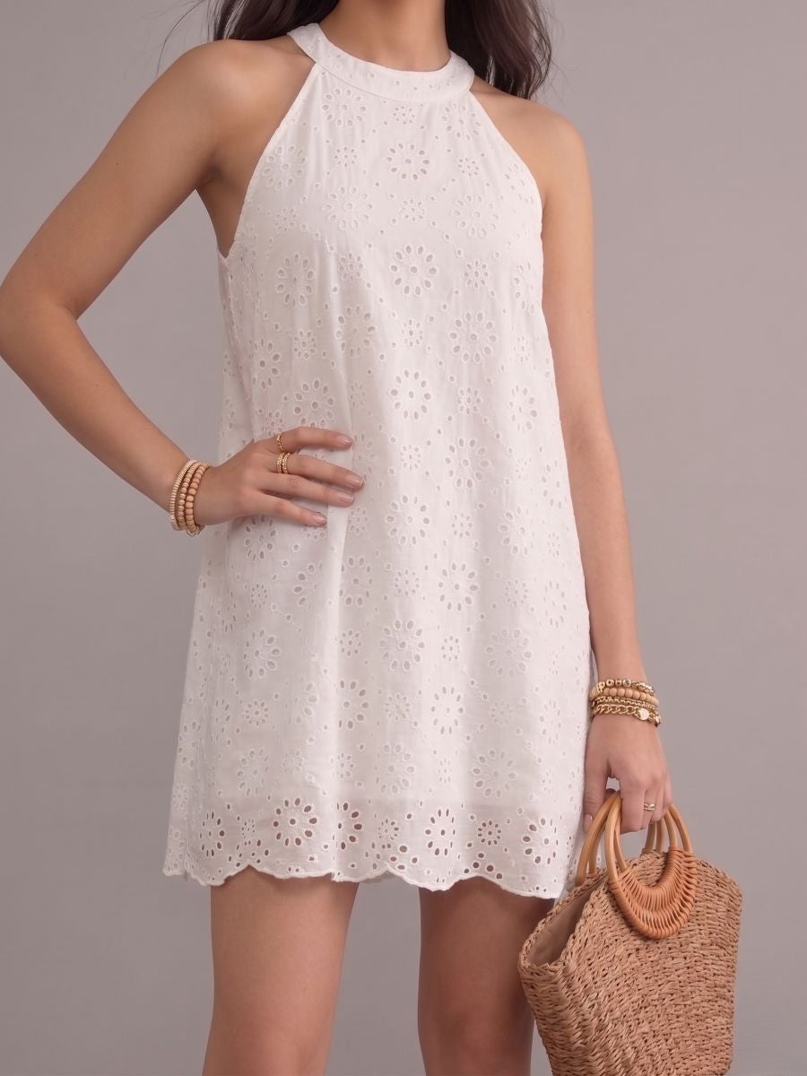 Robe courte bohème blanche en broderie anglaise à col montant, sans manches