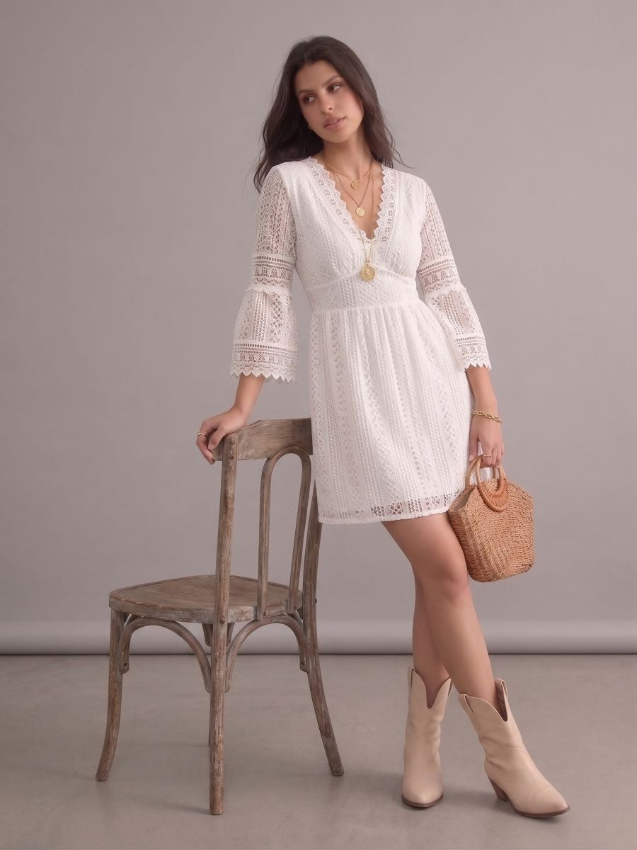 Robe bohème blanche en dentelle à col en V et manches évasées