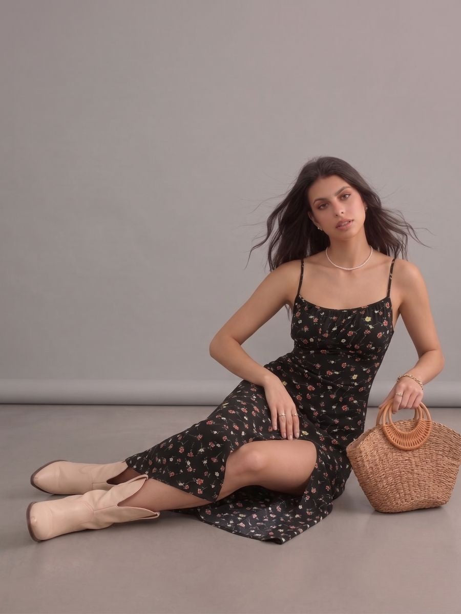 Robe bohème noire fleurie à bretelles fines et fente