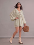 Robe bohème courte grise à col en V et manches longues