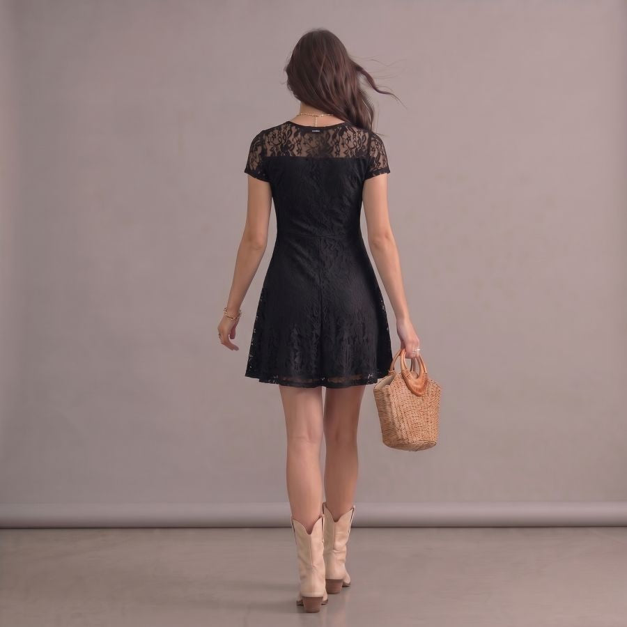 Robe bohème courte noire en dentelle manches courtes