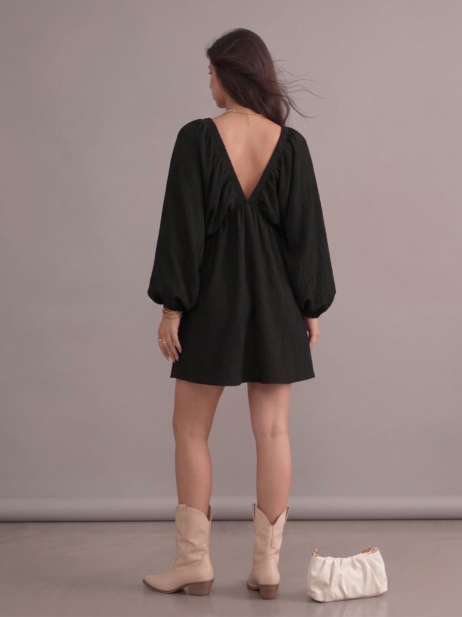 Robe bohème courte noire à col en V et manches longues