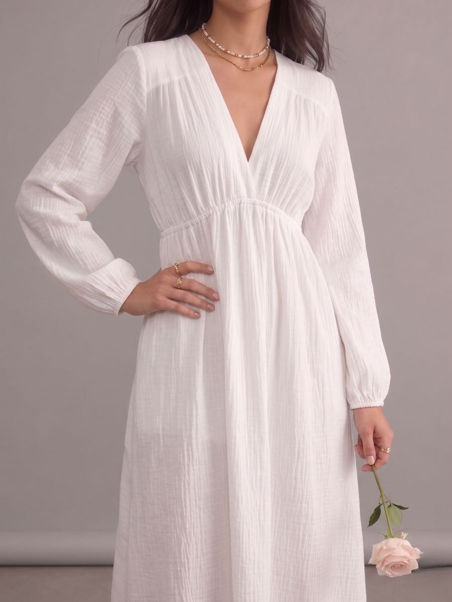 Robe bohème chic blanche fluide à col en V et manches trois quarts