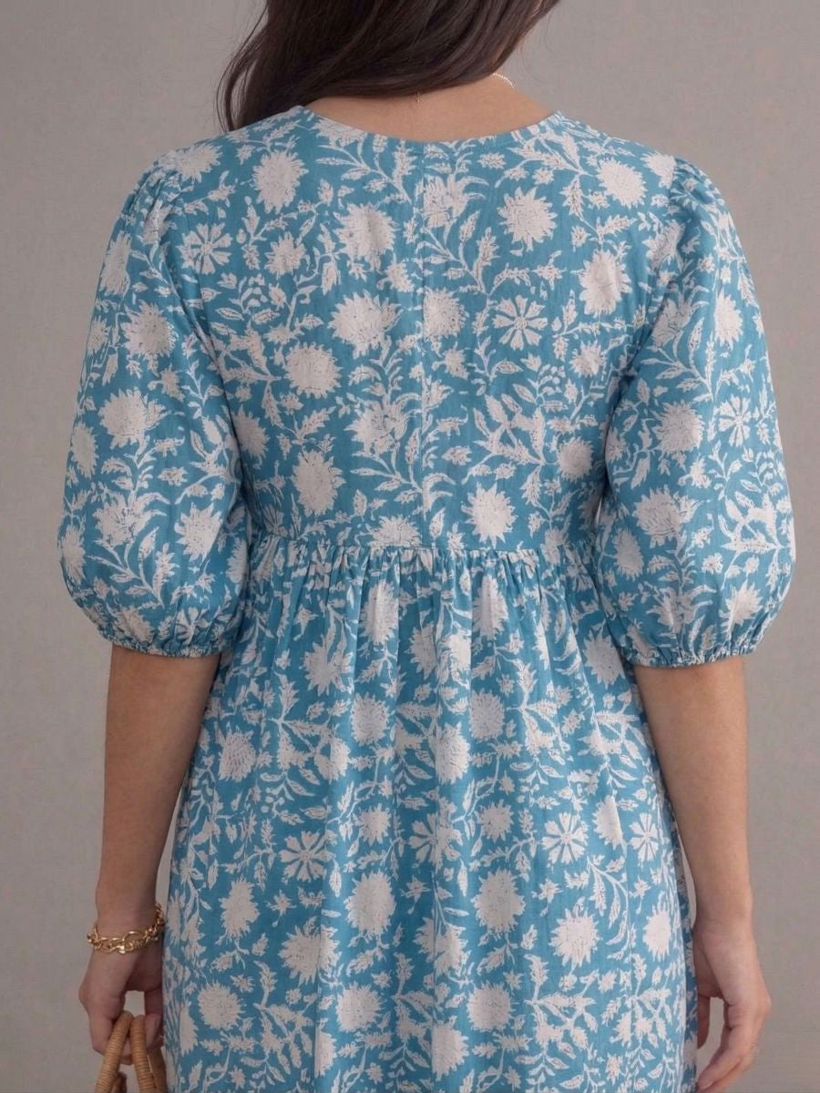 Robe bohème mi-longue bleue imprimée à col en V